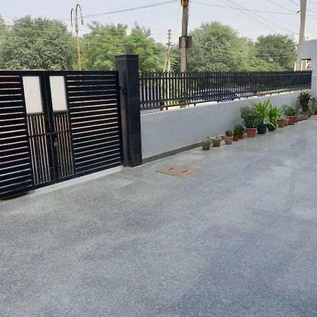 Hotel The Luxem - Behind Ibis Hotel Gurugram Gurgaon Luaran gambar