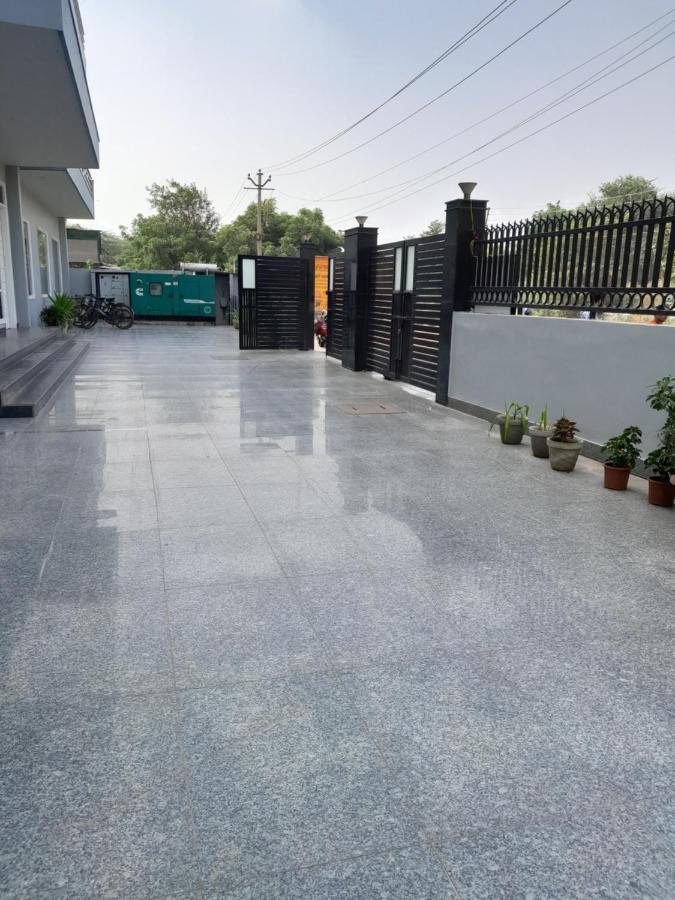 Hotel The Luxem - Behind Ibis Hotel Gurugram Gurgaon Luaran gambar