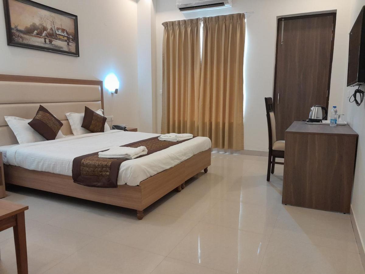 Hotel The Luxem - Behind Ibis Hotel Gurugram Gurgaon Luaran gambar