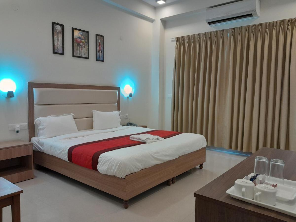 Hotel The Luxem - Behind Ibis Hotel Gurugram Gurgaon Luaran gambar