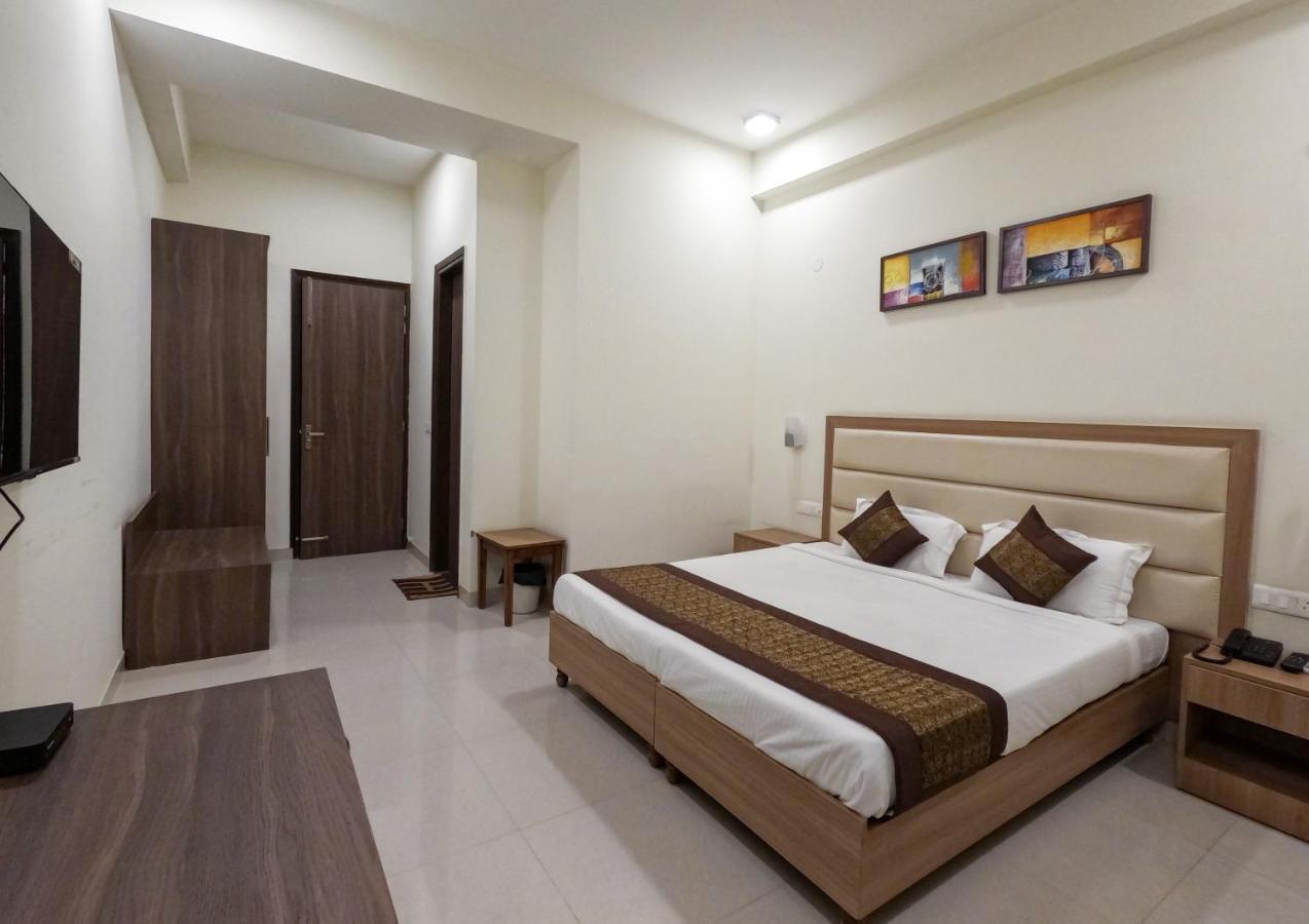 Hotel The Luxem - Behind Ibis Hotel Gurugram Gurgaon Luaran gambar