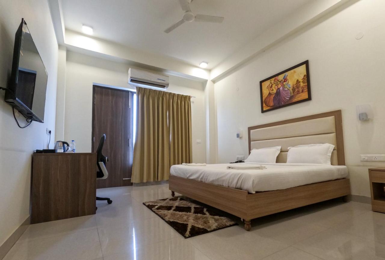 Hotel The Luxem - Behind Ibis Hotel Gurugram Gurgaon Luaran gambar