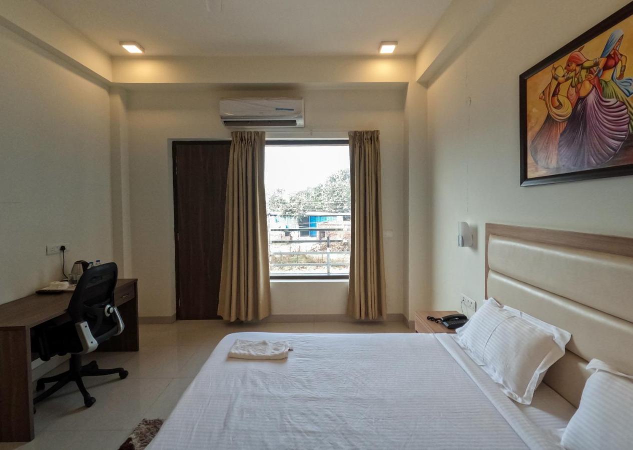 Hotel The Luxem - Behind Ibis Hotel Gurugram Gurgaon Luaran gambar