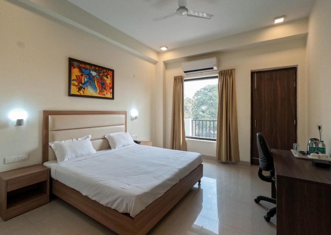 Hotel The Luxem - Behind Ibis Hotel Gurugram Gurgaon Luaran gambar